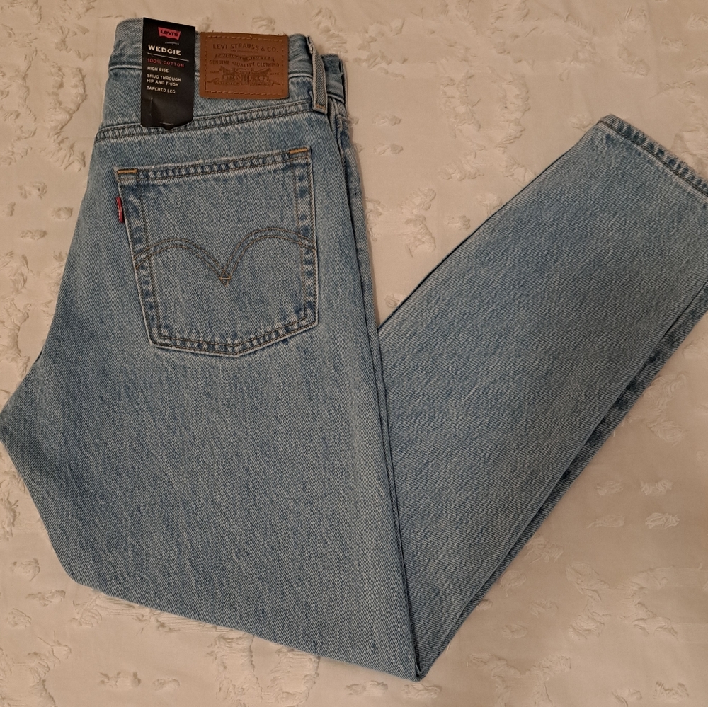 High Rise Levi's Demin - Picture 3 of 8